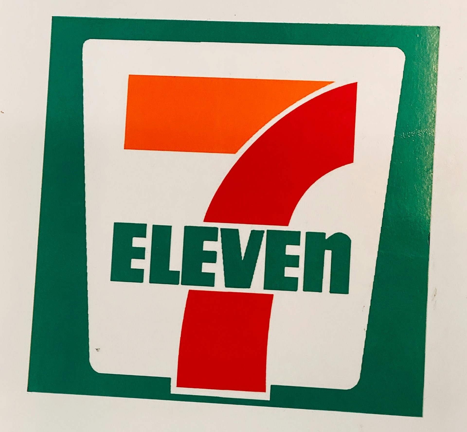 こちらは、以前よりも見栄えが良くなった 1989 年版の 7Eleven ロゴです。